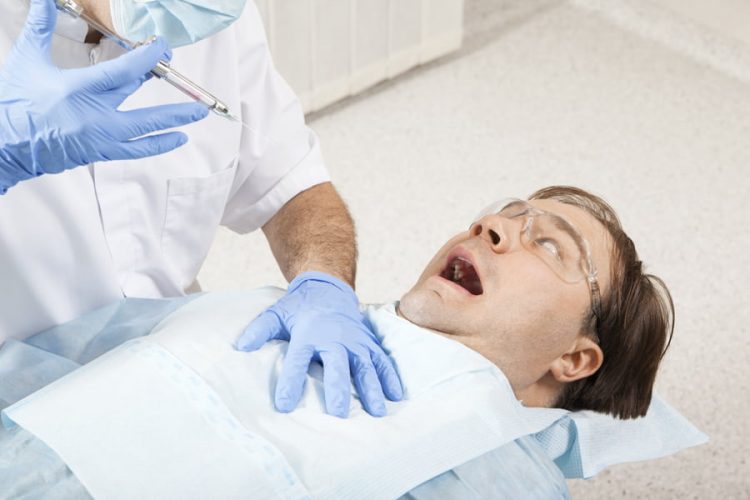 Ryc. 1. Znieczulenia miejscowe w stomatologii mogą i powinny być wykonywane maksymalnie komfortowo i bezboleśnie dla pacjenta. Niezwykle istotne jest tutaj właściwe podejście dentysty do zestresowanego pacjenta, obejmujące nie tylko wysoki poziom technicznego wyszkolenia, odpowiedni dobór nowoczesnego leku oraz metody podania, ale także odpowiedni poziom empatii oraz zaangażowania dentysty w maksymalnie atraumatyczne znieczulenie.
